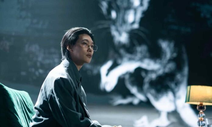 Seo Yu min becomes The Rat and steals Moon jae’s identity as revenge for the damage Moon jae caused. Moon jae is also The Rat because he stole Yu min’s writing and manipulated the truth about their past. Detective Sun yong was originally adopted as Je Moon jae, making the identity mystery even more complicated. Yu min’s fate is deliberately left uncertain, but Moon jae clearly cannot escape his guilt or his past.